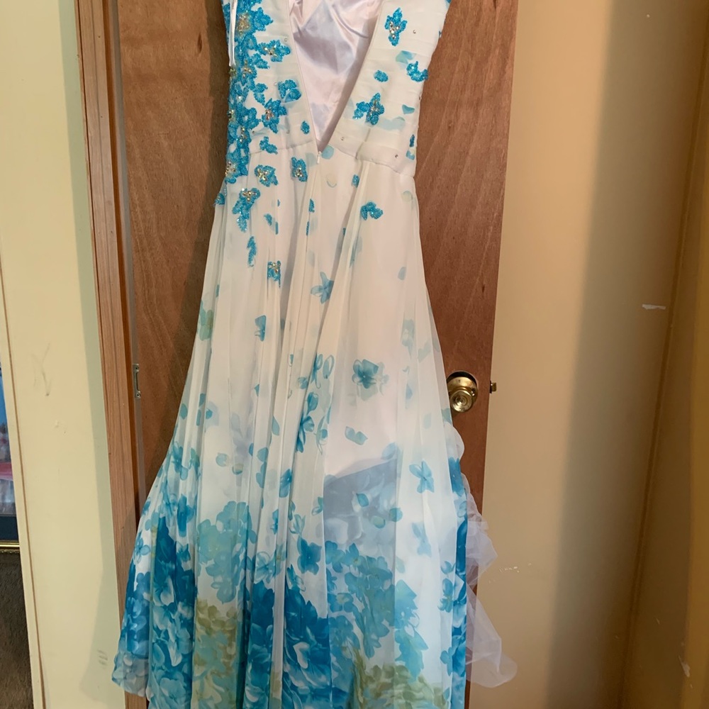 Daughter’s ball dress no longer needed - Picture 2 of 2
